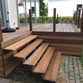 Gartentreppe aus Holz - Garten- und Landschaftsgestaltung Werner Kortemeier